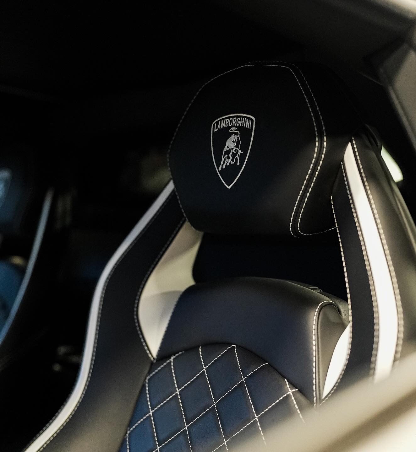 Lamborghini Logo gestickt auf Sitz vom Aventador