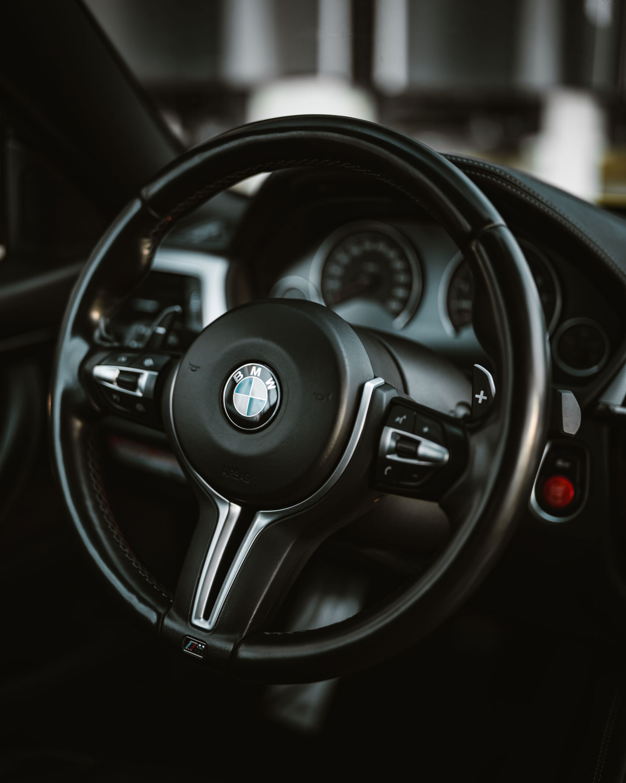 Detailaufnahme vom Lenkrad des BMW M4 Competition