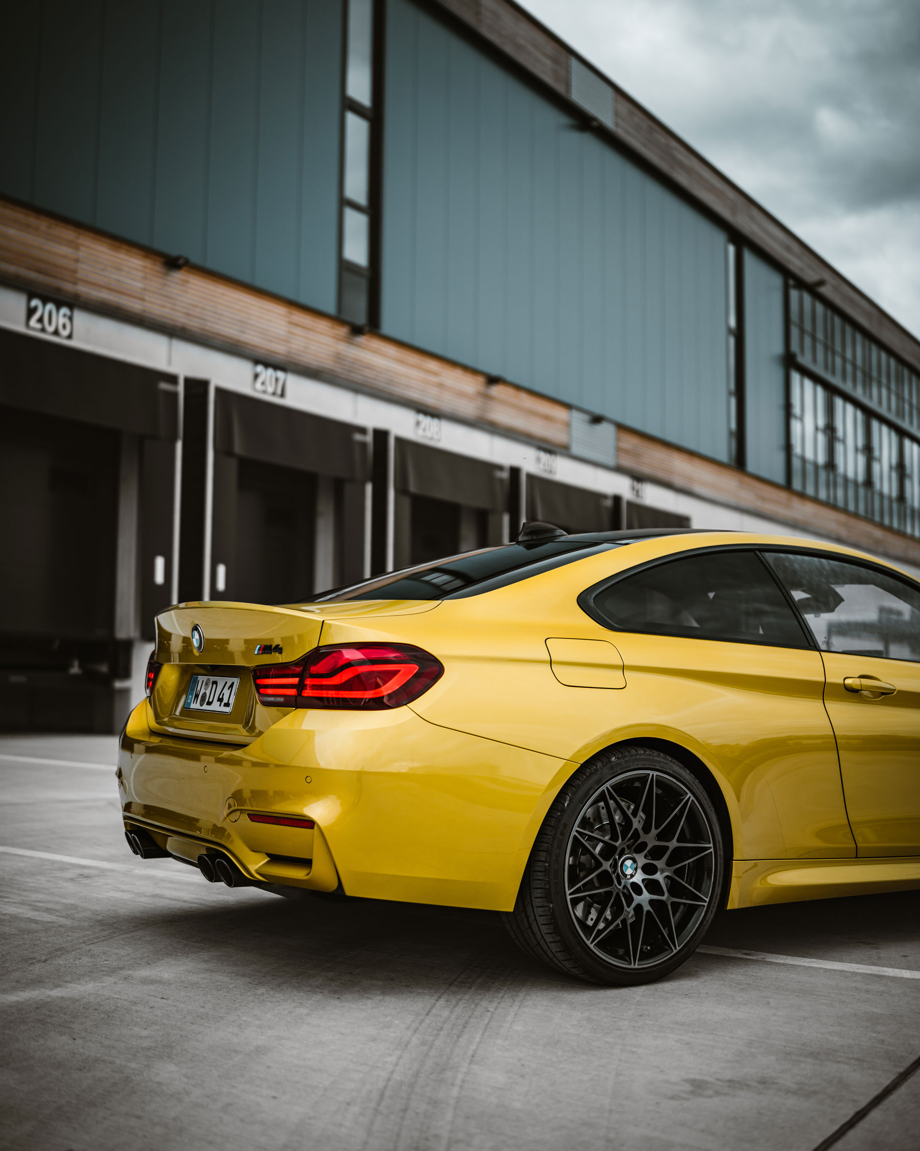 Gelber BMW M4 Competition in der Heckansicht