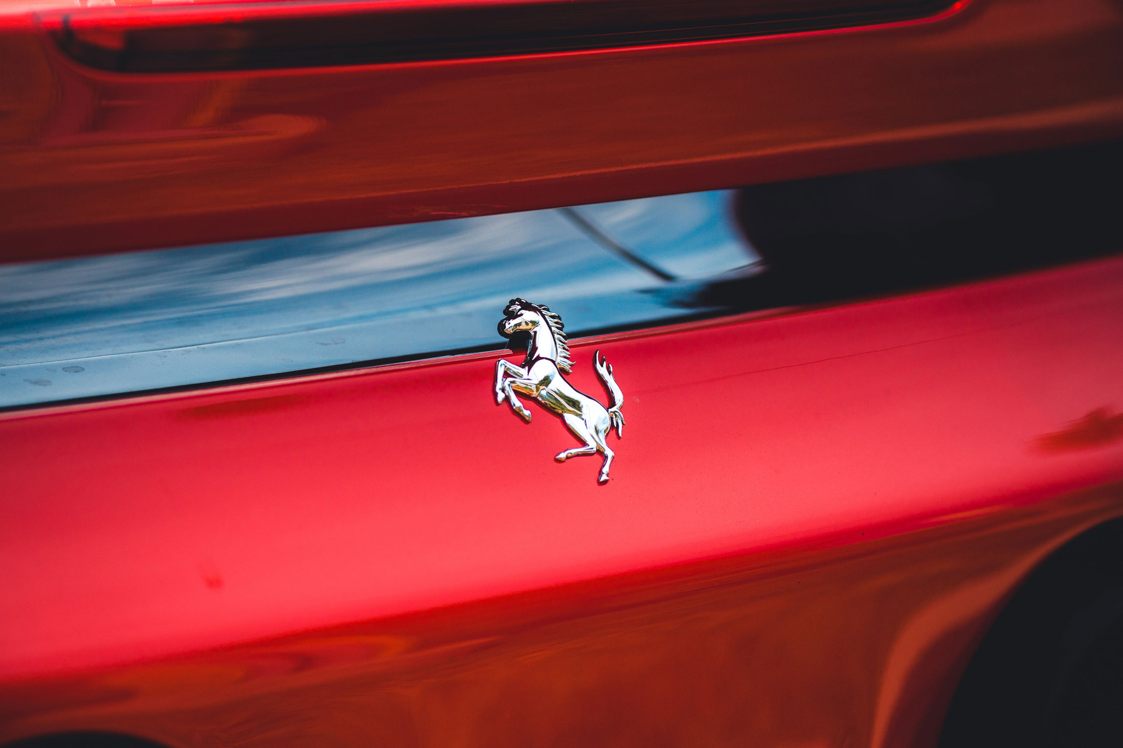 Detailaufnahme des Ferrari Logos