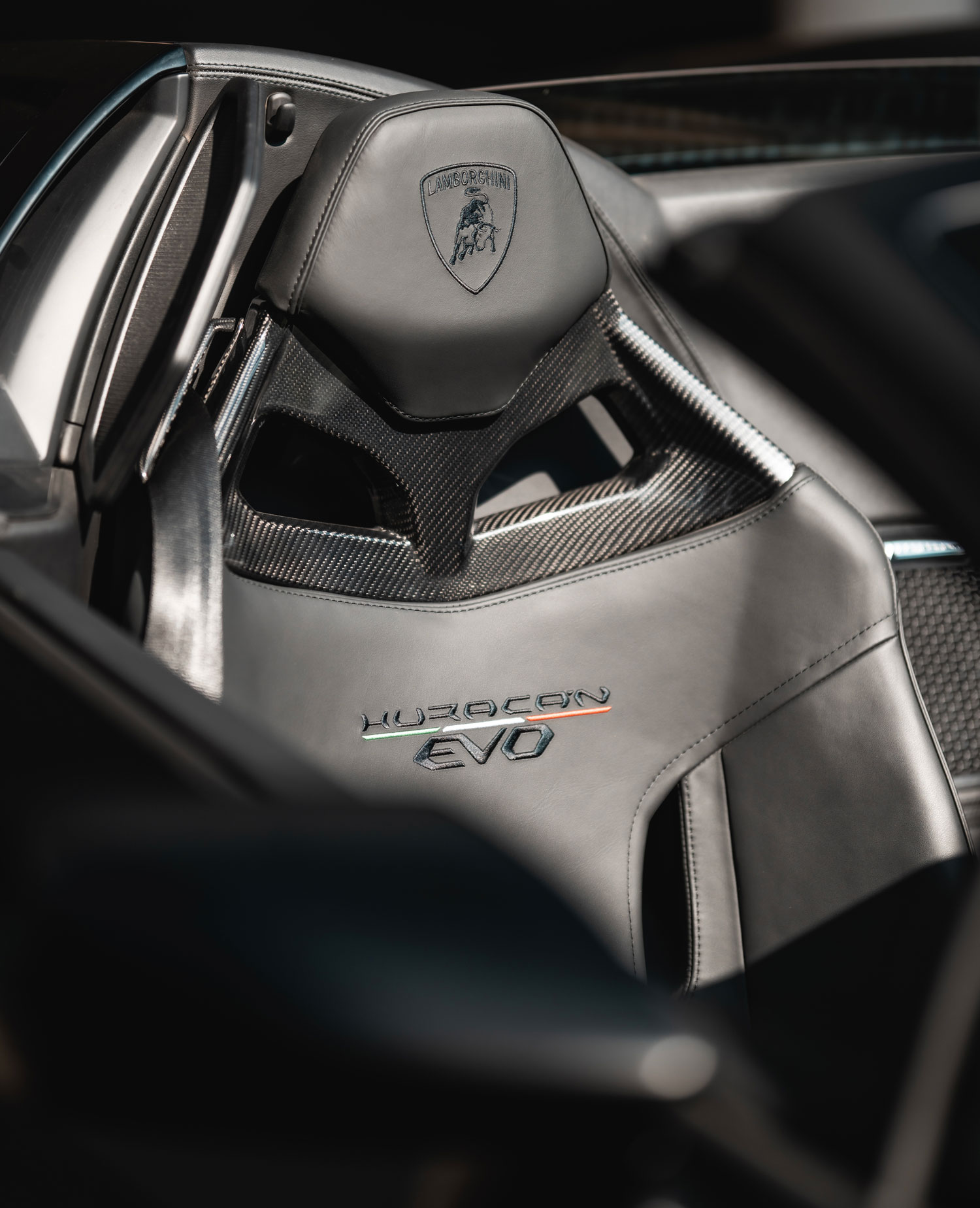 Detailaufnahme vom Sitz eines Lamborghini Huracan EVO Spyder