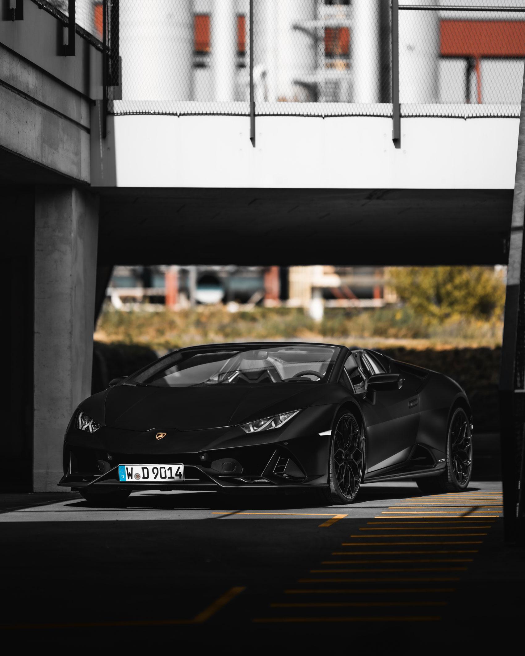 Schwarz Matter Lamborghini Huracan in einem Parkhaus
