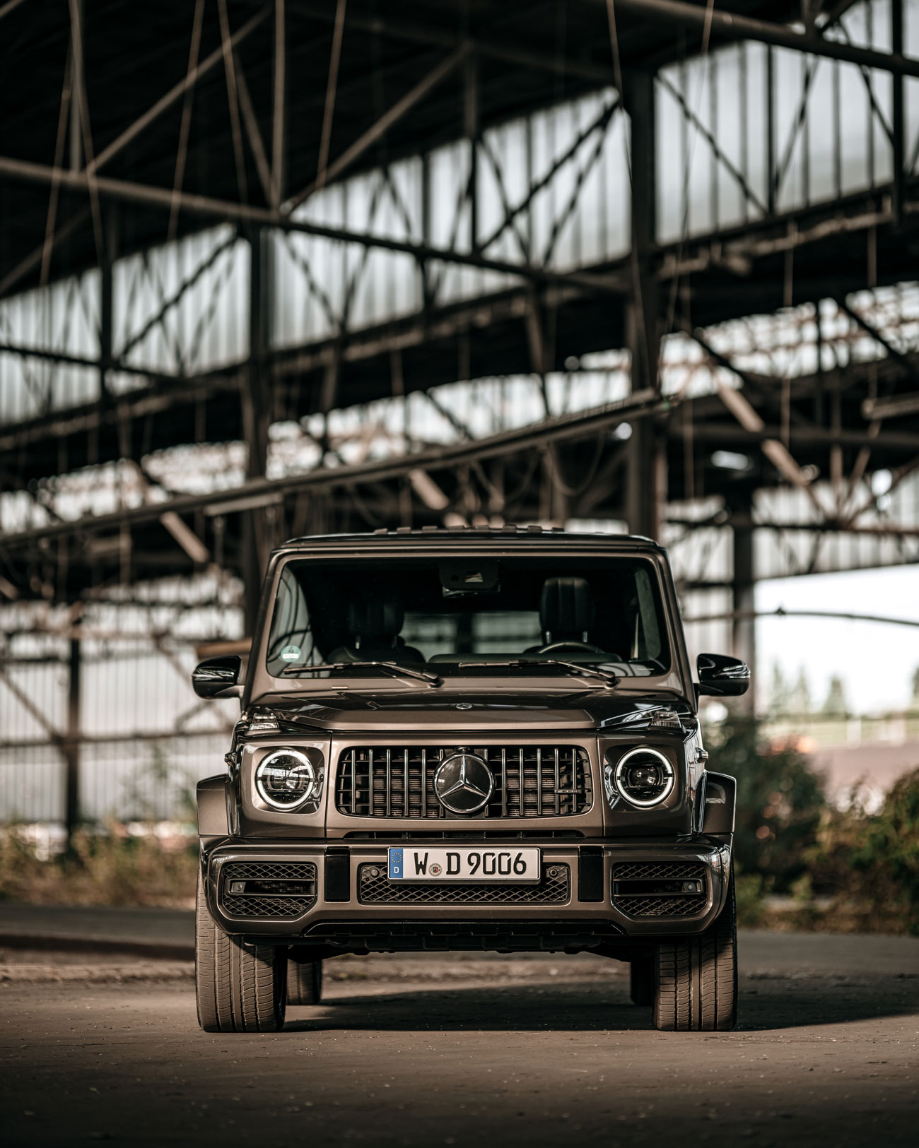 Mercedes G 63 in verlassenem Industriegebiet