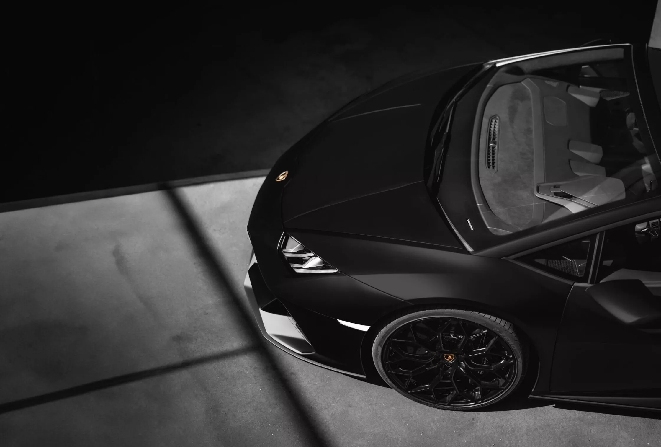 Schwarz Matter Lamborghini Aventador in edler Garage