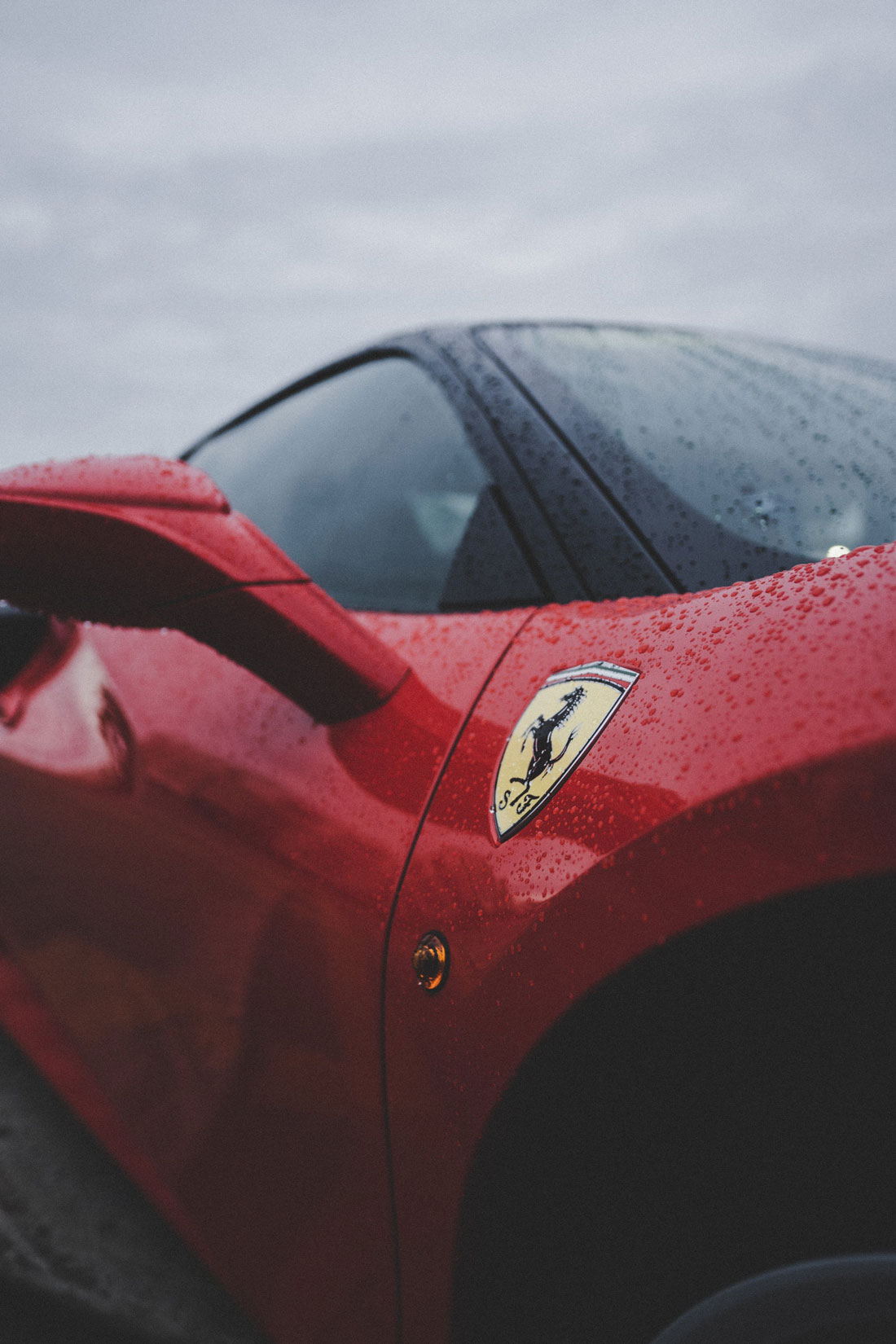 Detailaufnahme des Kotflügels eines Ferrari F8